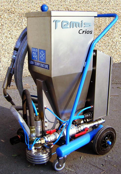 Dry ice blasters for manual tire mold cleaning